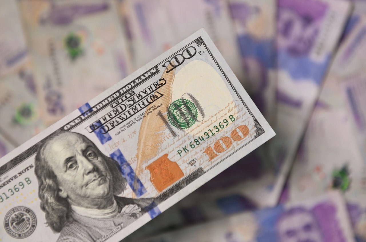 في أولى جلسات التداول بالعام الجديد .. الدولار يرتفع بشكل مخيف