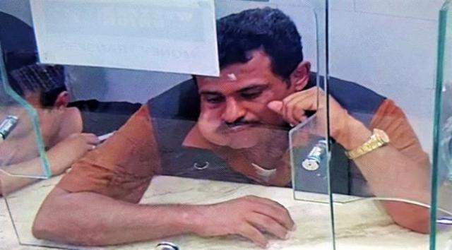 أمام أنظار الجميع لص محترف يسرق 10 ألف سعودي من محل صرافة في عدن.. فيديو 