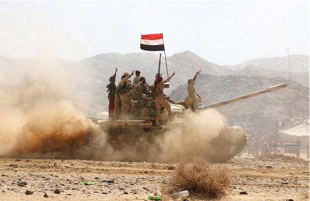 بعد مصرعة على يد ابطال الجيش.. شاهد جثة قيادي حوثي محمولة على طقم عسكري في مأرب! 