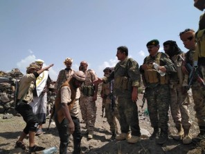 قائد محور الضالع القتالي يظهر في الخطوط الأمامية للجبهات مرتدياً هذه الملابس ومفاجئاً المقاتلين بهذا الأمر .. صورة