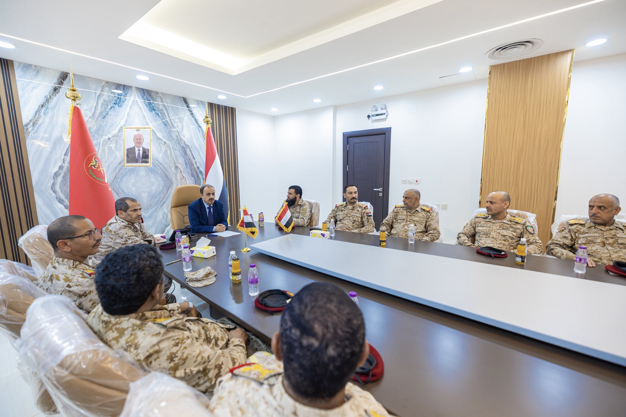 الوزير الإرياني يدعو للاصطفاف والثبات ويشيد بالأبطال الذين لقنوا مليشيا الحوثي درساً قاسياً
