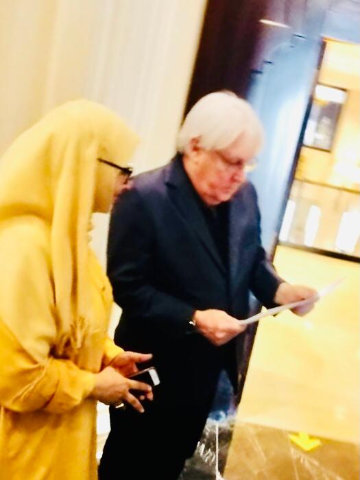 عضو في حركة وعي الوطنية تسلم نسخة رسمية من مبادرة وقف الحرب للمبعوث الدولي لليمن .. صورة