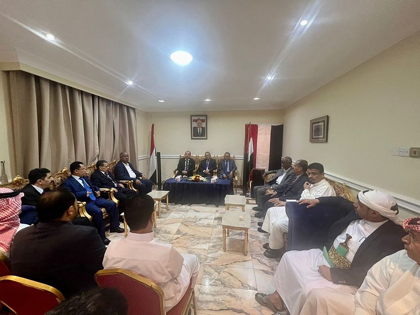 بن دغر يزور السفارة اليمنية في البحرين ويلتقي ابناء الجالية