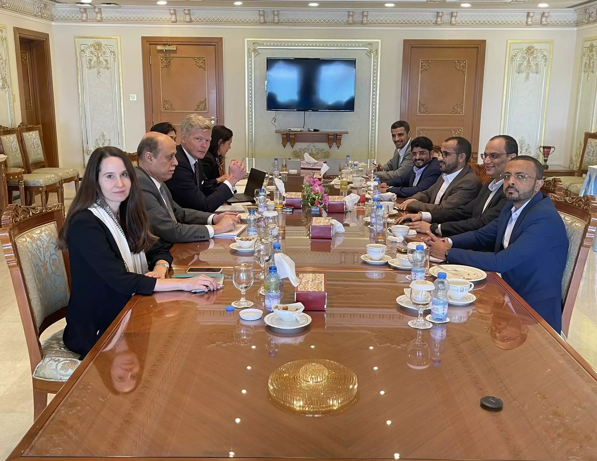 الكشف عن تفاصيل اتفاق على توحيد العملة وصرف مرتبات الموظفين وإعادة البنك المركزي إلى العاصمة صنعاء