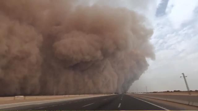 عاصفة رملية مرعبة تتسبب بمقتل شخص وإصابة 5 آخرين في هذه الدولة العربية؟!