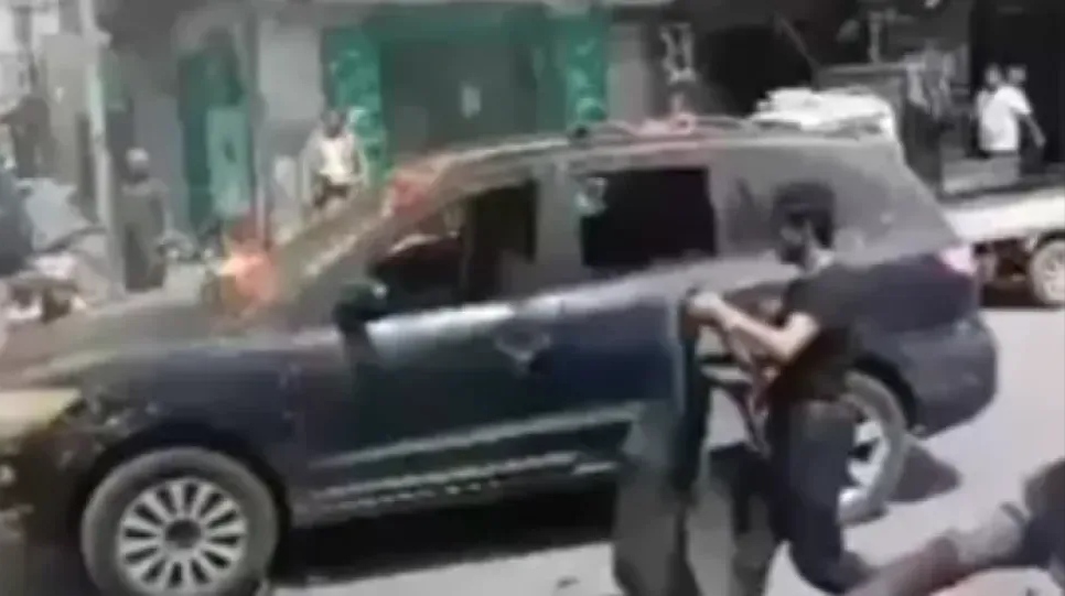 احتجاجا لانتهاكات مليشيا الحوثي.. شيخ قبلي يضرم النار على سيارته
