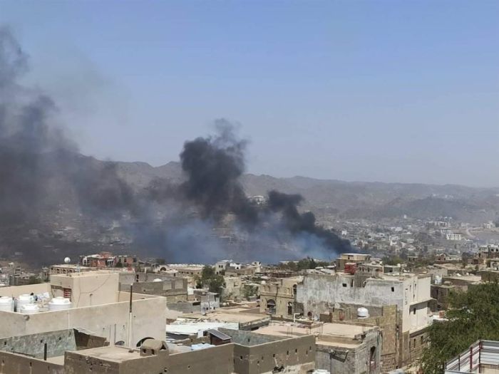 بقصف مدفعي.. مليشيا الحوثي تتسبب بحريق منزل مواطن في تعز