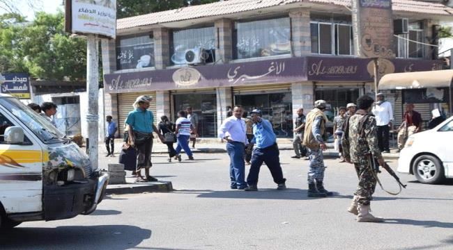مسلحون يشهرون سلاحهم الناري في وجه رجال المرور في عدن لهذا السبب