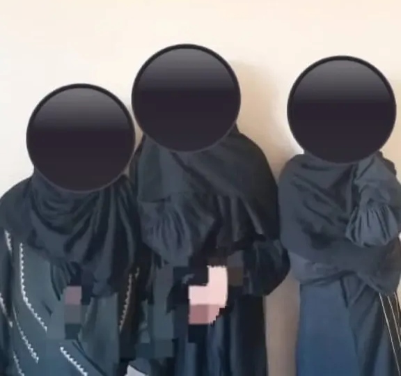 المهرة.. الأجهزة الأمنية تضبط رجلان وثلاث مساء يمارسون أعمالا منافية للآداب 