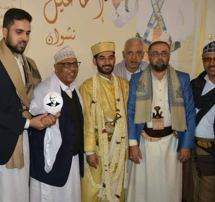الفنان أيوب طارش يظهر في صورة حديثة له الى جنب حفيد الرئيس إبراهيم الحمدي بهذه المناسبة