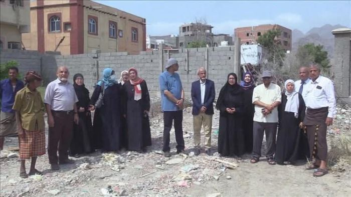 أعضاء هيئة التدريس في كلية الطب ينفذون وقفة احتجاجية للمطالبة بوقف الاعتداء على أرضية مملوكة لجامعة عدن