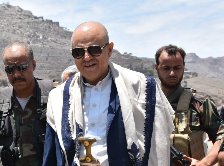 مليشيا الحوثي تعتقل عادل شمسان شقيق محافظ تعز نبيل شمسان وتطرد أطفاله وزوجته من المنزل الى الشارع