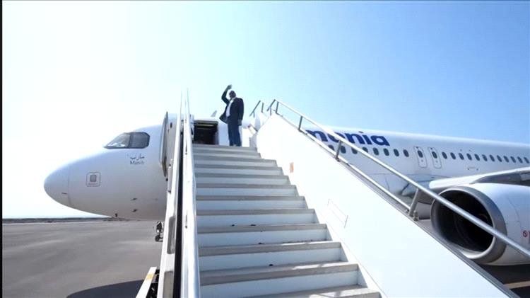 صحفي يشبّه طارق صالح وهو يغادر المخا عبر الطائرة بعمه علي صالح