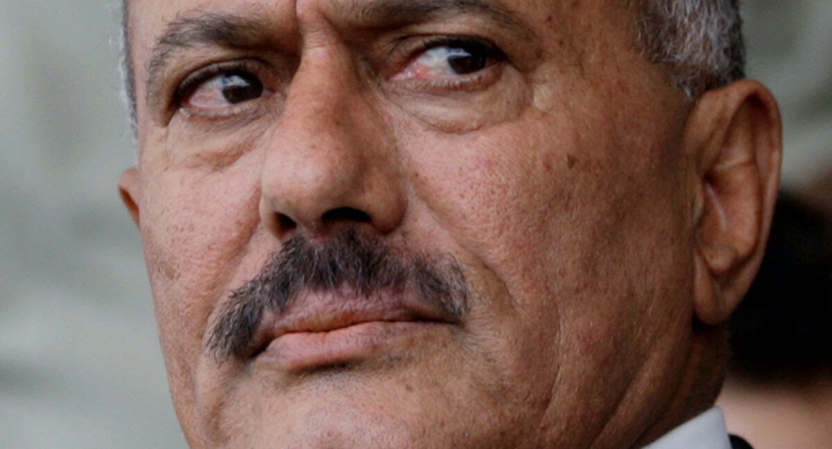 3 عروض لإنقاذ علي صالح من القتل.. واحدهم من عبدالملك الحوثي! 