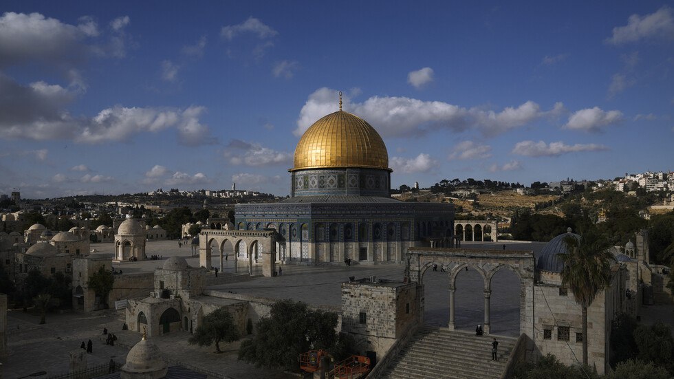 لن تصدق .. اكتشاف بصمة يد غامضة محفورة على أسوار مدينة القدس المحتلة تعود للقرن العاشر الميلادي!   