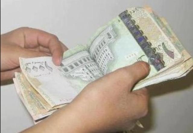 في ظل إنقطاع المرتبات.. حرب جديدة تعصف بـ اليمنيين! 