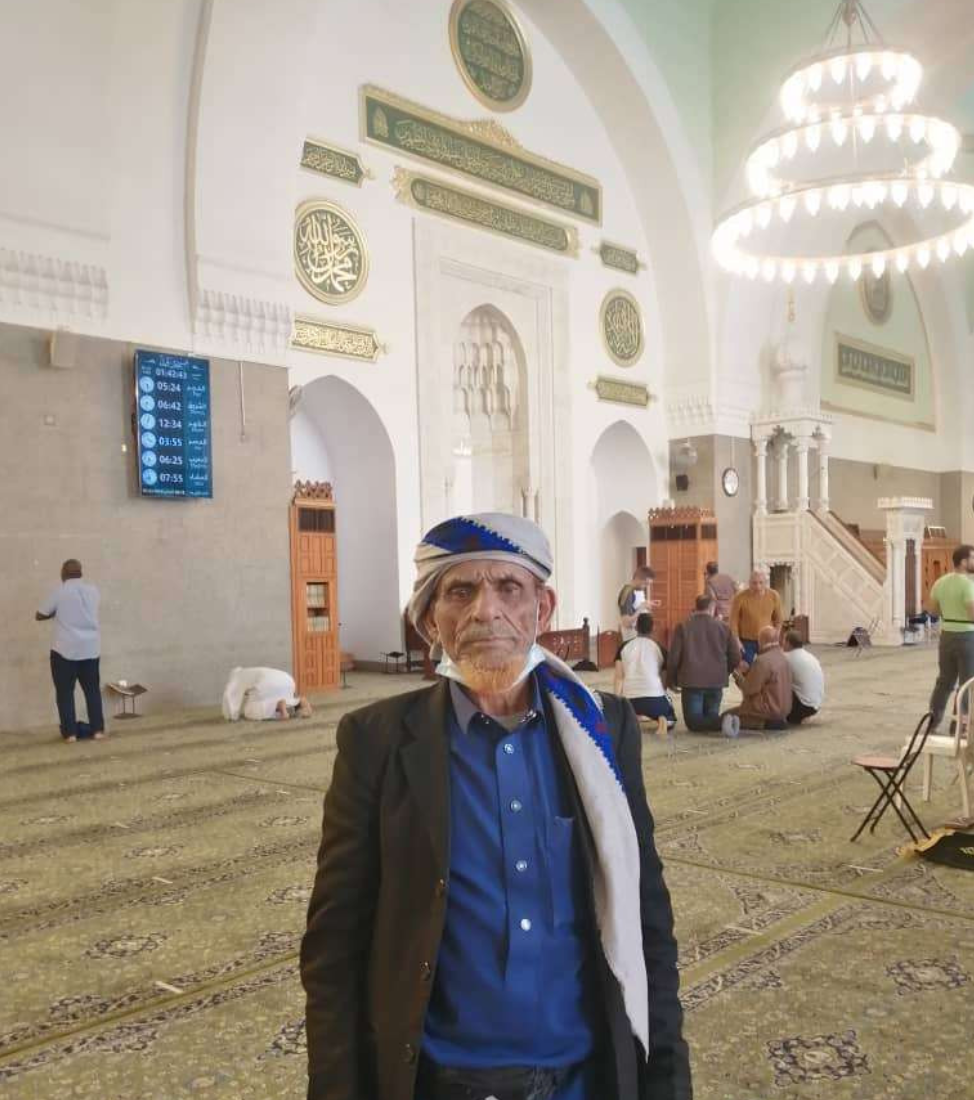 شاهد رجل مسن فقد ذاكرته في جبال يافع تفترسه حيوانات خطيرة