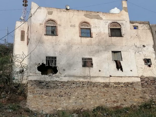 قصف حوثي يستهدف مسجدا ومنزلا شمال غرب هذه المدينة