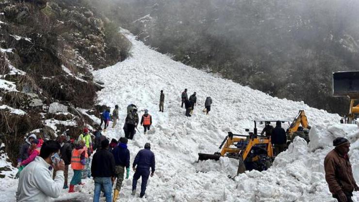 كارثة مخيفة .. انهيار جليدي يتسبب في مقتل 6 سائحين بالهند
