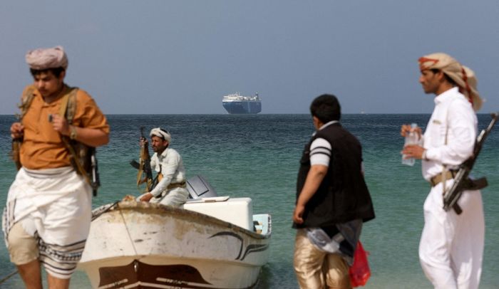 تفكيك عبوات ناسفة وضعتها مليشيا الحوثي على متن قارب صيد