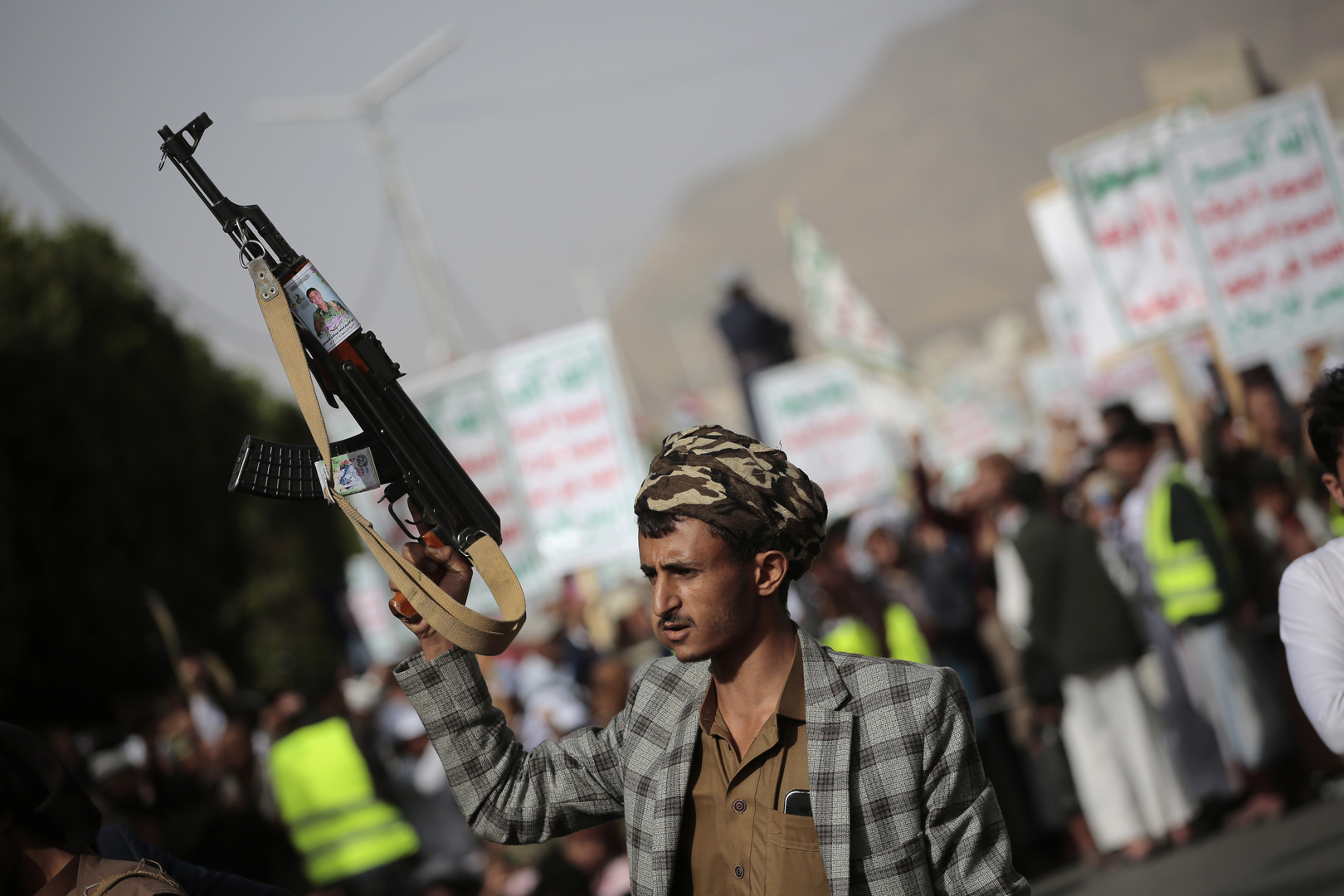 مذيع تلفزيوني: سواطير التنكيل والسجن والتعذيب جزاء من يطالب بمرتبه في مناطق سيطرة مليشيا الحوثي