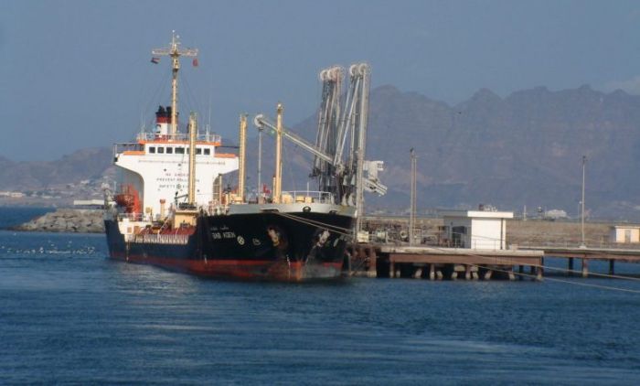 بعشوائية وعنجهية.. مليشيا الحوثي تقوم بتفريغ شحنات وقود من سفن راسية في ميناء رأس عيسى
