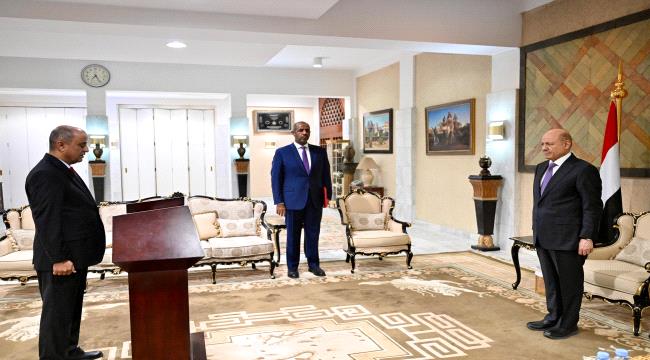 بن بريك يؤدي اليمين الدستورية أمام الرئيس العليمي عقب تعيينه رئيسا لمجلس الوزراء