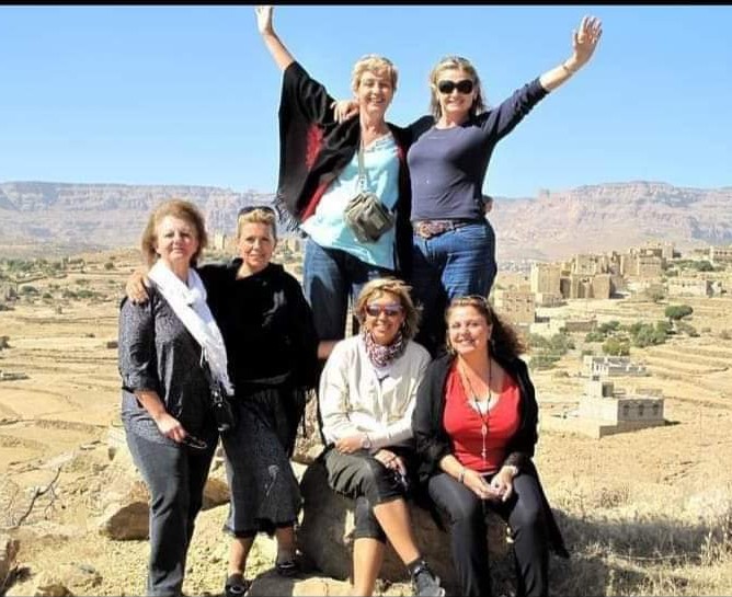 شاهد صورة لسواح أجانب في أحدى القرى اليمنية عندما كانت قبلة سياحية 
