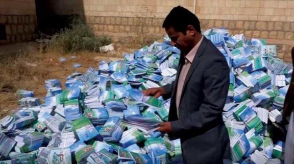 بعد تعديلاتها الجديدة.. مليشيا الحوثي تستعد لإعادة طباعة الكتاب المدرسي بأفكارها الظلامية!