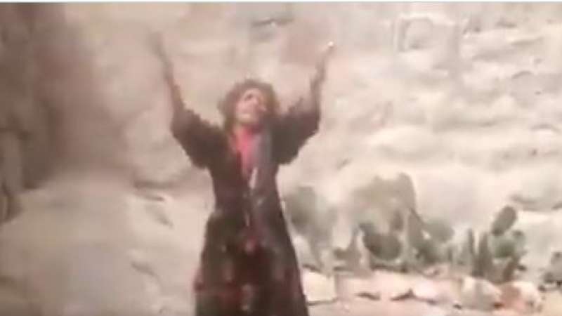 بعد مقتل أبنها العاشر.. عجوز تصرخ شاكية إلى الله من مليشيا الحوثي! 
