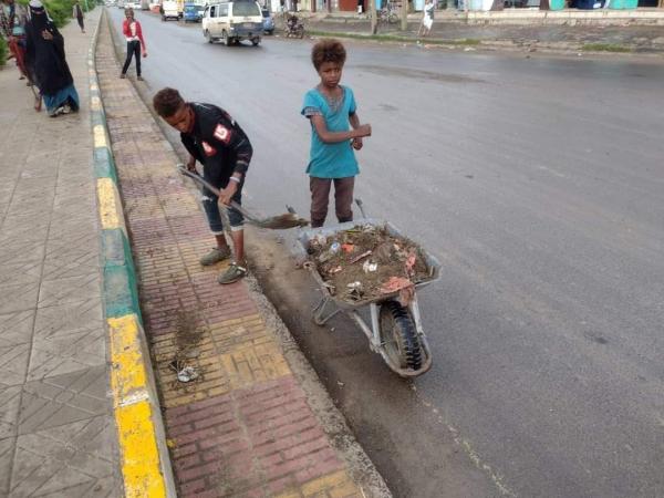 لمتهان كرامة الناس.. مليشيا الحوثي تُجبر أطفال ونساء المهمشين على تنظيف شوارع هذه المحافظة!