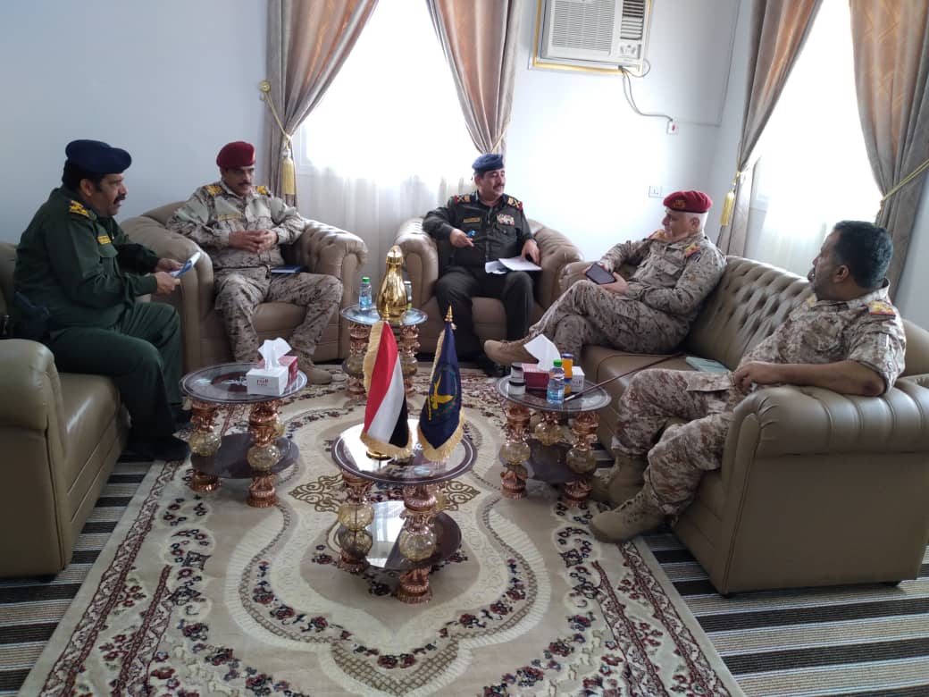 وزير الداخلية يناقش مع قادة عسكريين تعزيز الأمن في المناطق الصحراوية بحضرموت