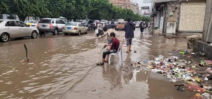 شاهد صورة من قلب صنعاء أصبحت أكثر تداول في مواقع التواصل والنشطاء يعلقون عليها بسخرية