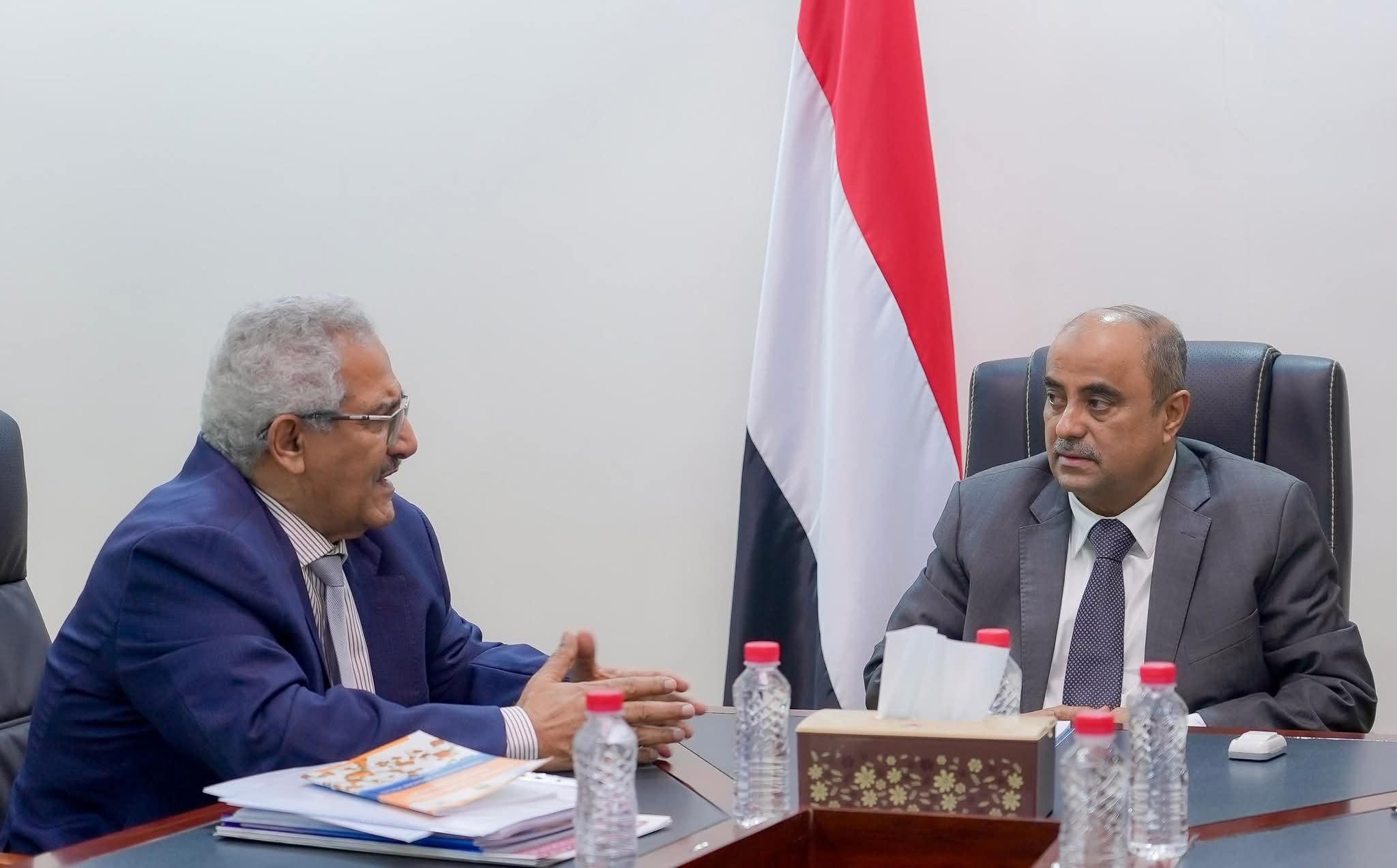 "بن بريك" يطلع على إجراءات تخفيض أسعار الأدوية ويوجه بتعزيز الرقابة