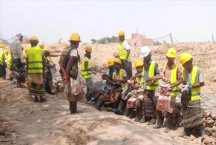 أبين.. عمال في أحور يطالبون منظمة دولية بصرف مستحقاتهم