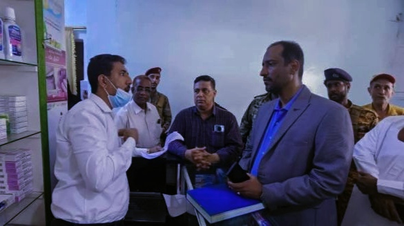 السلطة المحلية بمحافظة المهرة تعلن إغلاق مراكز ومختربات صحية وصيدليات وإحالتها للتحقيق