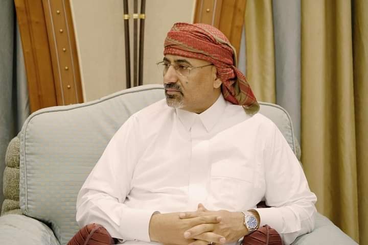 ماذا يحدث .. السفير السعودي يستدعي عيدروس الزبيدي بشكل مفاجئ