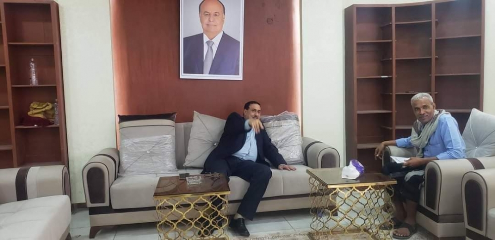 مدير أمن عدن الجديد يرفع هذه الصورة بمكتبة بعد سنوات من تجاهلها ؟ 