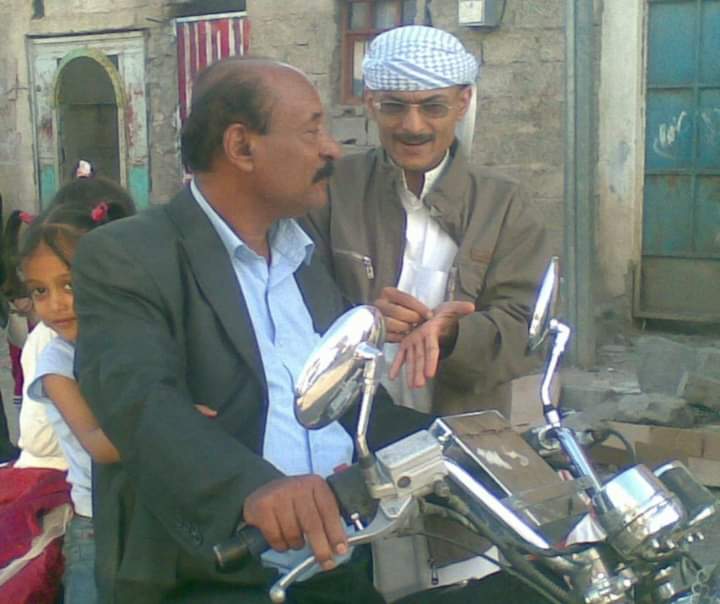 صورة لممثل يمني راحل عاش الكفاف وهذه وسيلة النقل التي كان يملكها ؟