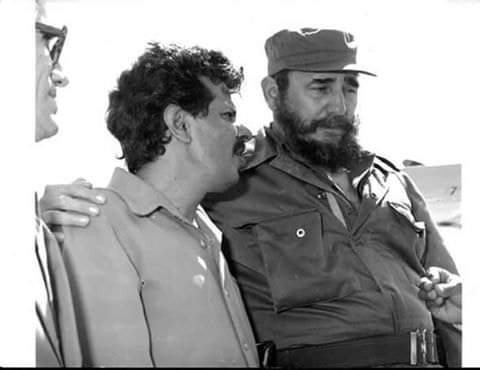 من هو السياسي اليمني الراحل الذي ظهر مع كاستروا وكان يناديه فتاح العرب ؟ .. صورة 