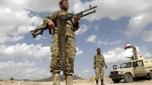 آخر المستجدات.. كتيبة حوثية بكامل عتادها تسلم نفسها للجيش الوطني في هذه المحافظة! 