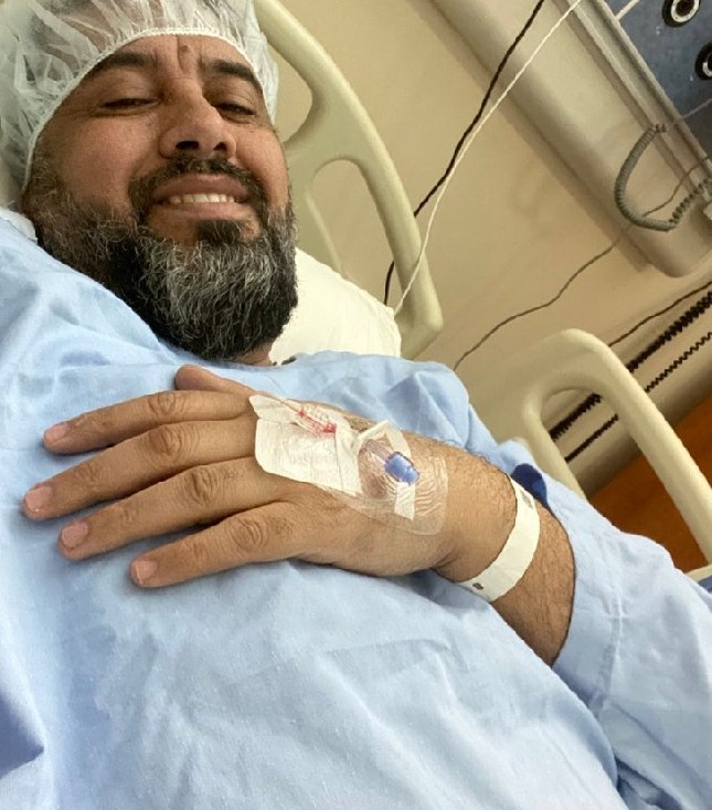 محمد العرب ينشر صورة من المشفى اثناء دخوله غرفة العمليات وماذا قال في وصيته عن اليمن والعراق ؟