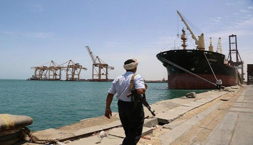 صحفي سياسي: مليشيات الحوثي تسطير على ايرادات ميناء الحديدة بمليارات الريال شهرياً وتحرم الموظف اليمني من راتبه