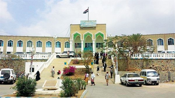 تعز.. مواطن يتهم طاقم طبي في مستشفى الثورة باستئصال احدى خصيتيه دون موافقته