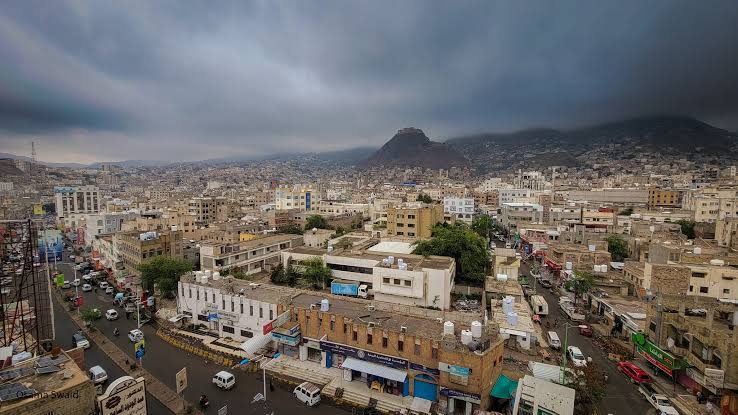 قام بمعاكسة زوجته.. مواطن في تعز يعتدي على شاب بتهشيم رأسه
