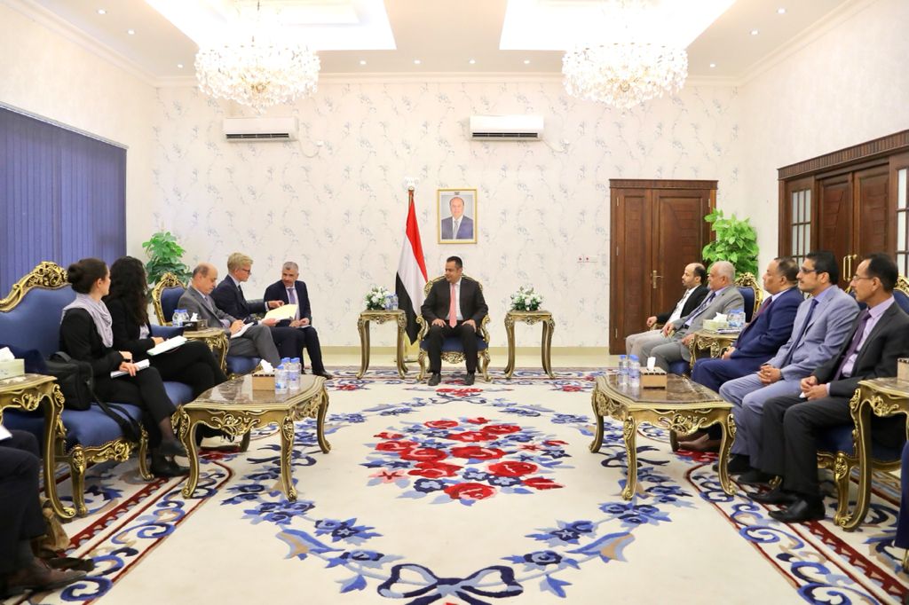 رئيس الوزراء يلتقي المبعوث الخاص لليمن في العاصمة المؤقتة عدن .. (تفاصيل مادار بينهم)