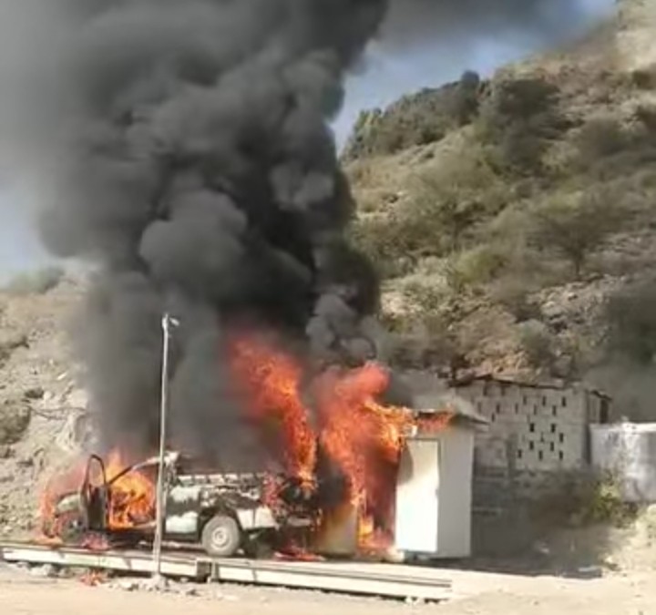 مورد قات يضرم النار بسيارته في دمت احتجاجاً على فرض الحوثيين هذا الأمر ! .. صورة