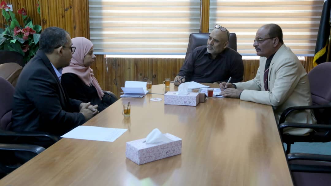 وكيل محافظة حضرموت يناقش عدد من القضايا المتعلقة بتسهيل نشاط الصليب الأحمر في حضرموت