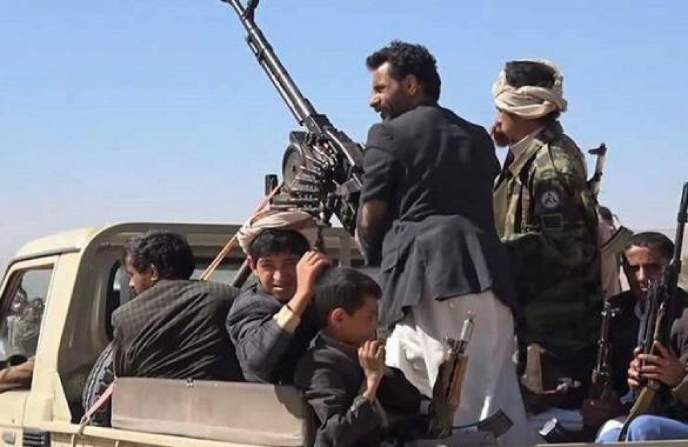 ضمن جرائم المليشيا الكثيرة .. عناصر حوثية تنهب منازل مواطنين نازحين في مناطق الشرعية؟!   