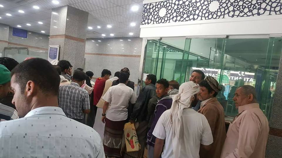 محافظ محافظة يمنية محررة يعلن عن صرف راتب كامل للمعلمين